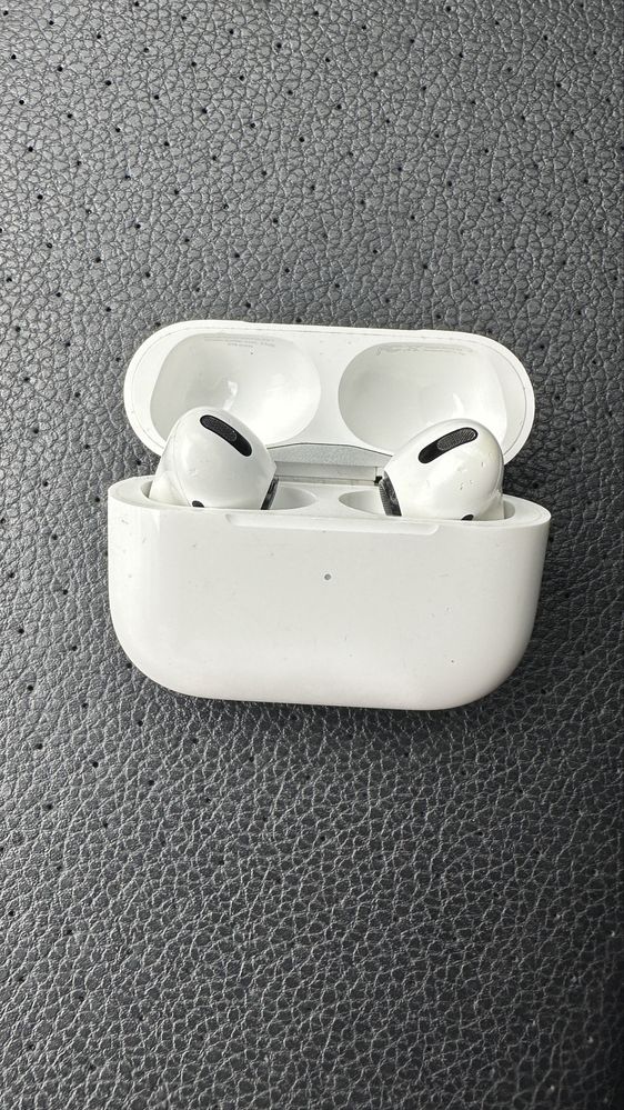 Apple AirPods Pro (Original) кейс + навушник шумить