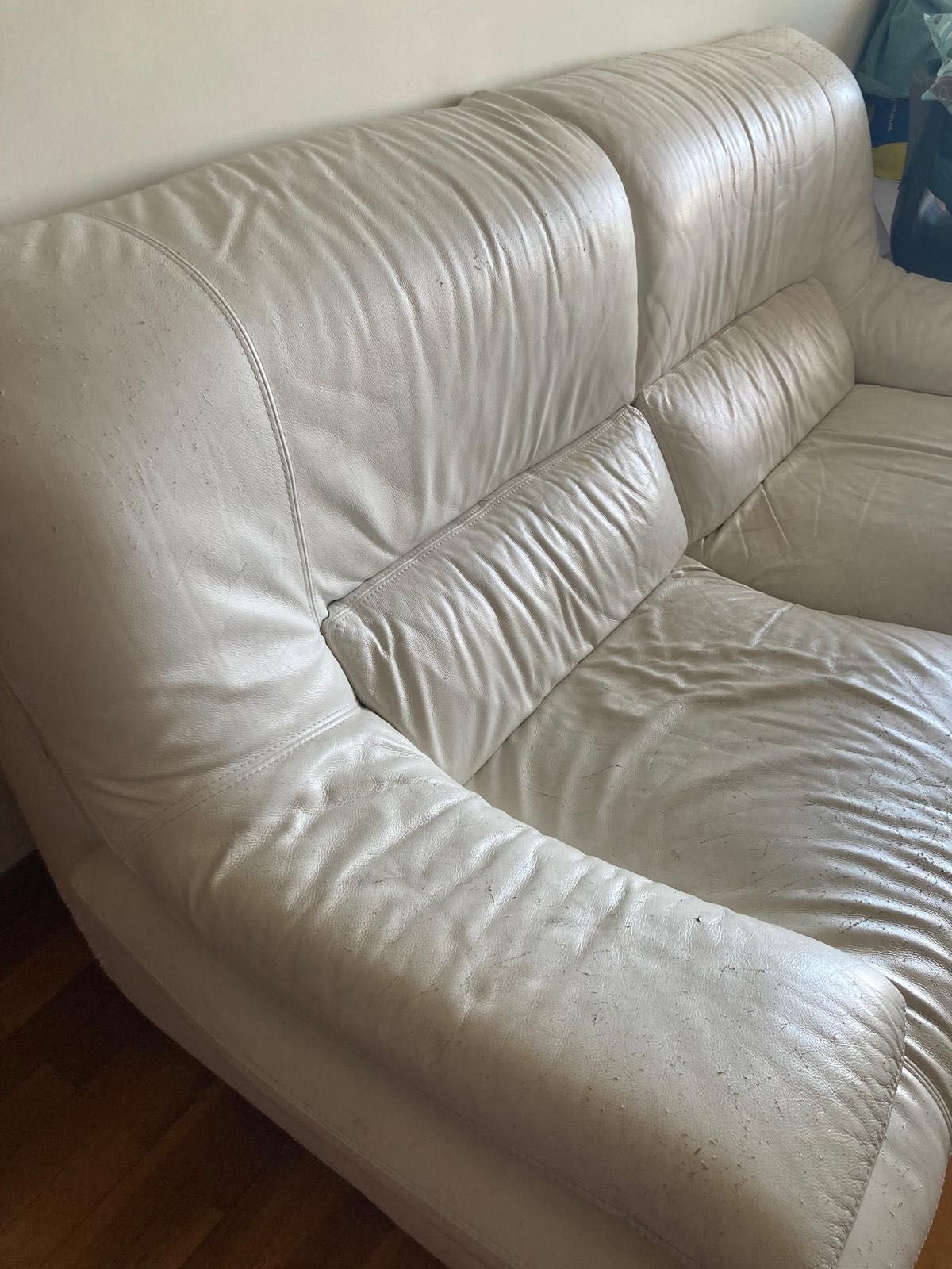 Sofá de 3 lugares, em pele branco Chateaux Dax usado.