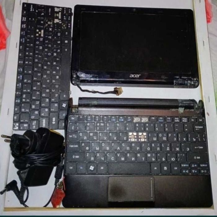 Рабочий нетбук Acer Aspire One D270-26ckk (требует сборки).