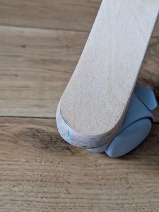 Drewniane łóżeczko na kółkach, dostawka dla niemowląt