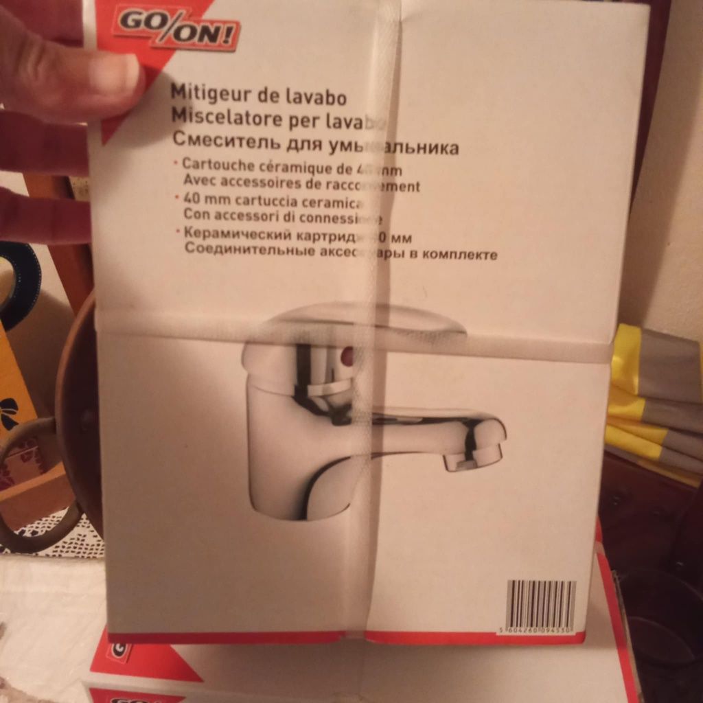 Loiças de casa de banho em caixas ainda