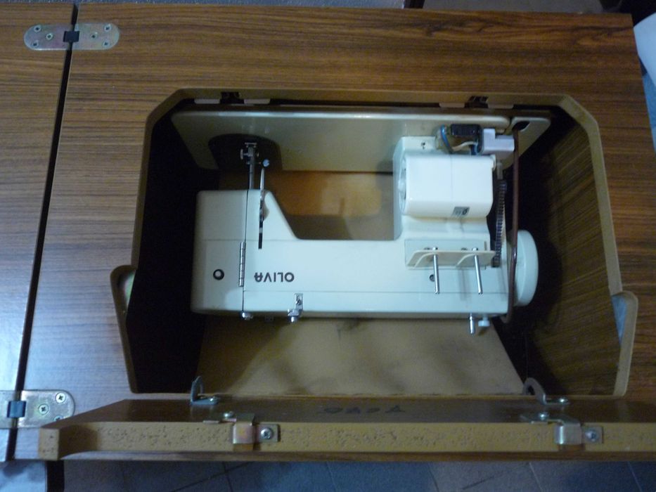 Máquina de costura marca OLIVA