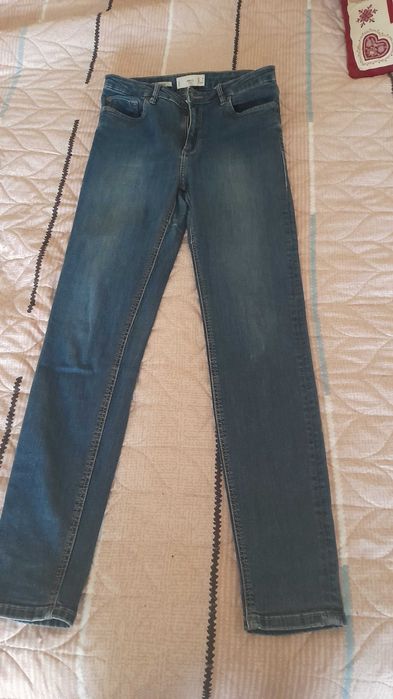 Одежа на дівчинку підлітка.