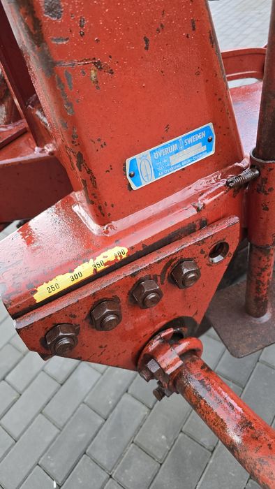 Плуг Оверум Швеція чотирьох або трьох корпусний.
