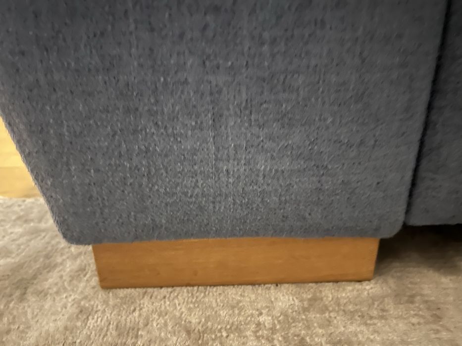 Piękna i nowoczesna sofa z szezlongiem i funkcją spania