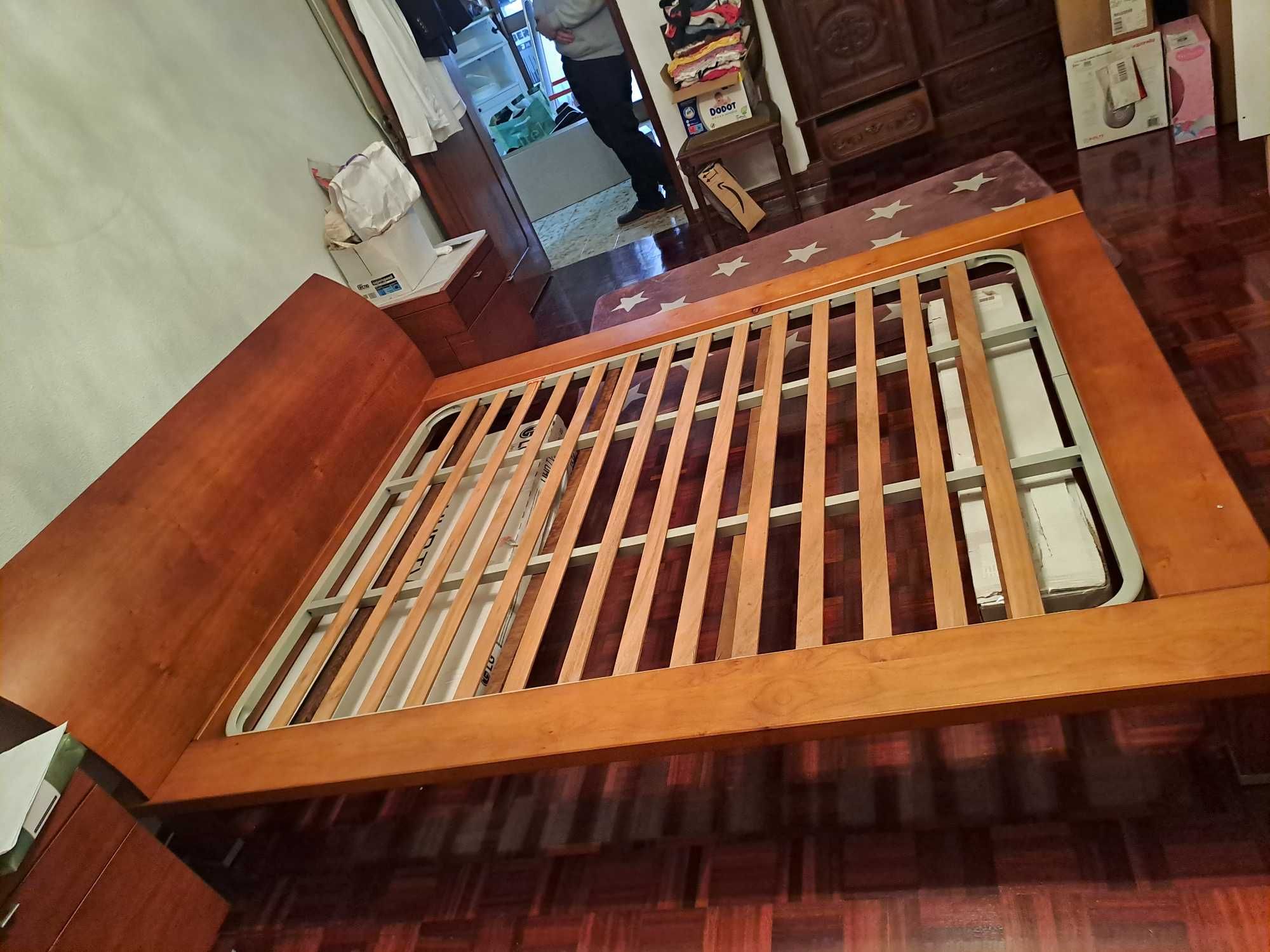 Cama casal em madeira maciça