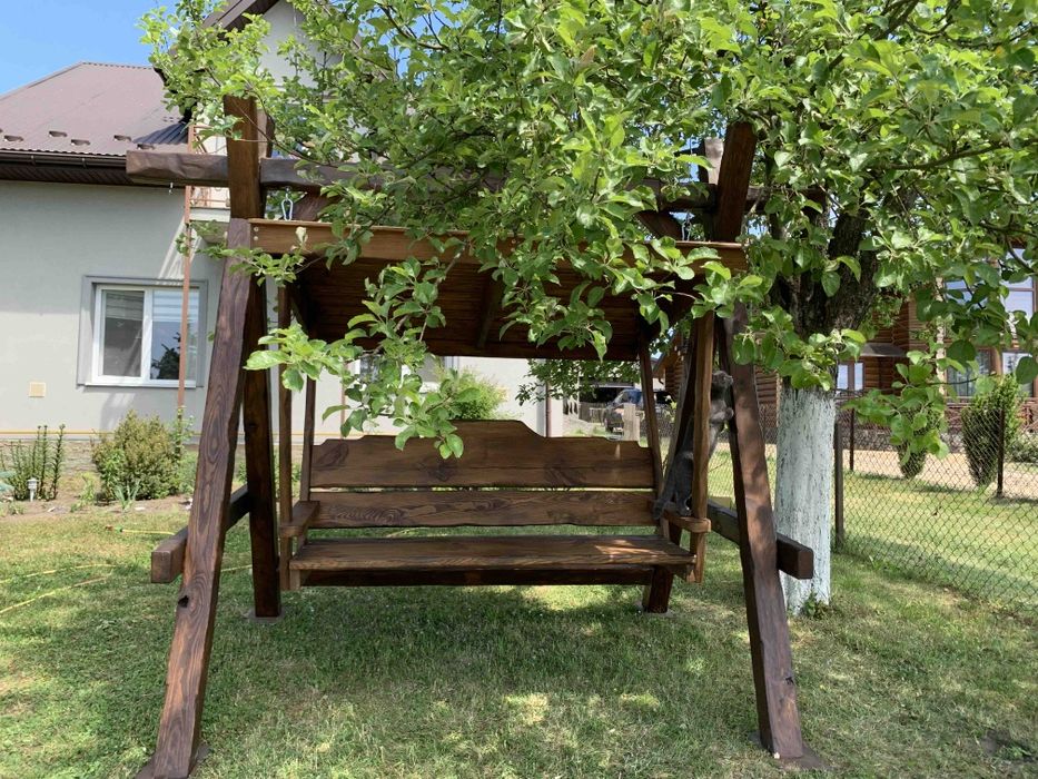 Дерев'яна качеля