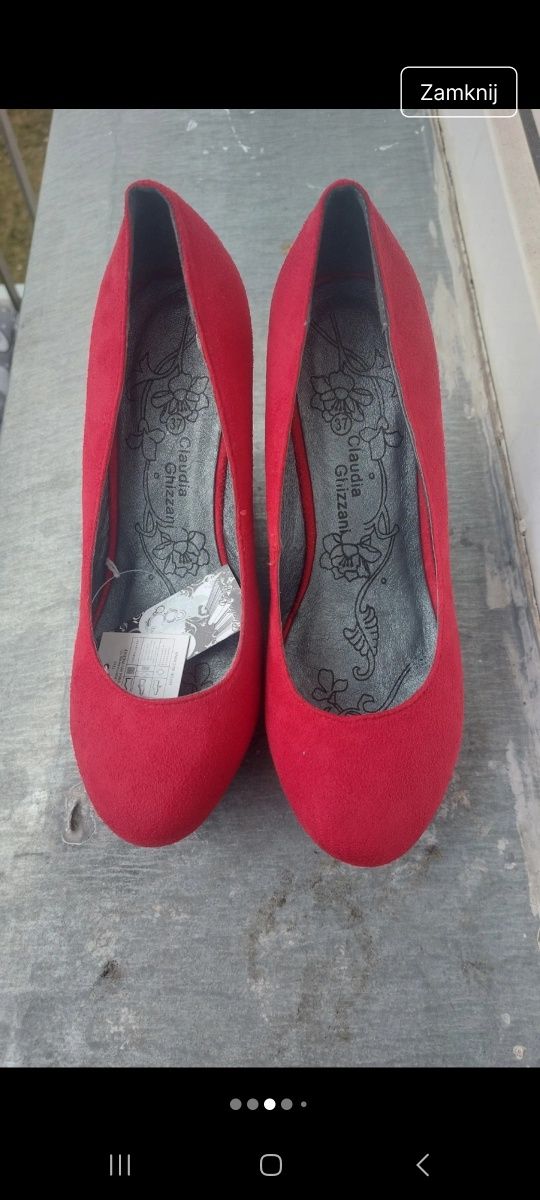 Sprzedam buty na koturnie.