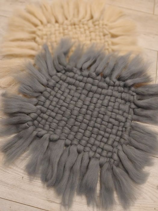 Szary kocyk z czesanki do sesji noworodkowych