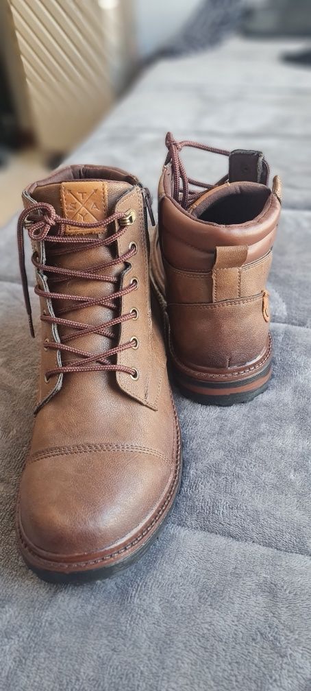 Bota de couro  nova