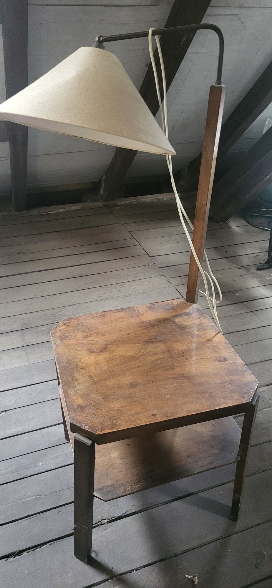 Lampa ze stolikiem