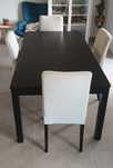 Mesa extensível IKEA com cadeiras.