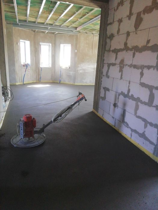 Полусухая (механічна) стяжка пола, машинна штукатурка, монтаж даху