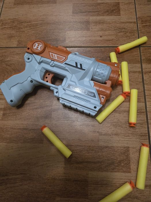 Игрушечный пистолет с мягкими пулями (поролоновыми дротиками)