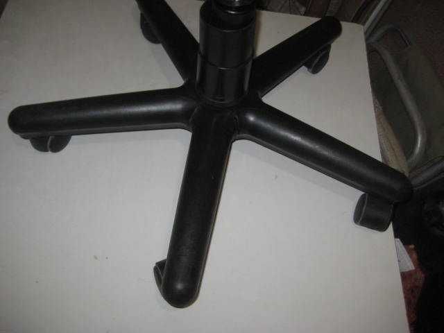 Основа для компьютерного кресла с колесиками и пневмоцилиндром