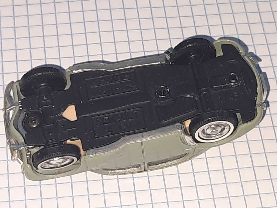 Модель автомобиля Рено масштаб 1:43. Сделано во Франции