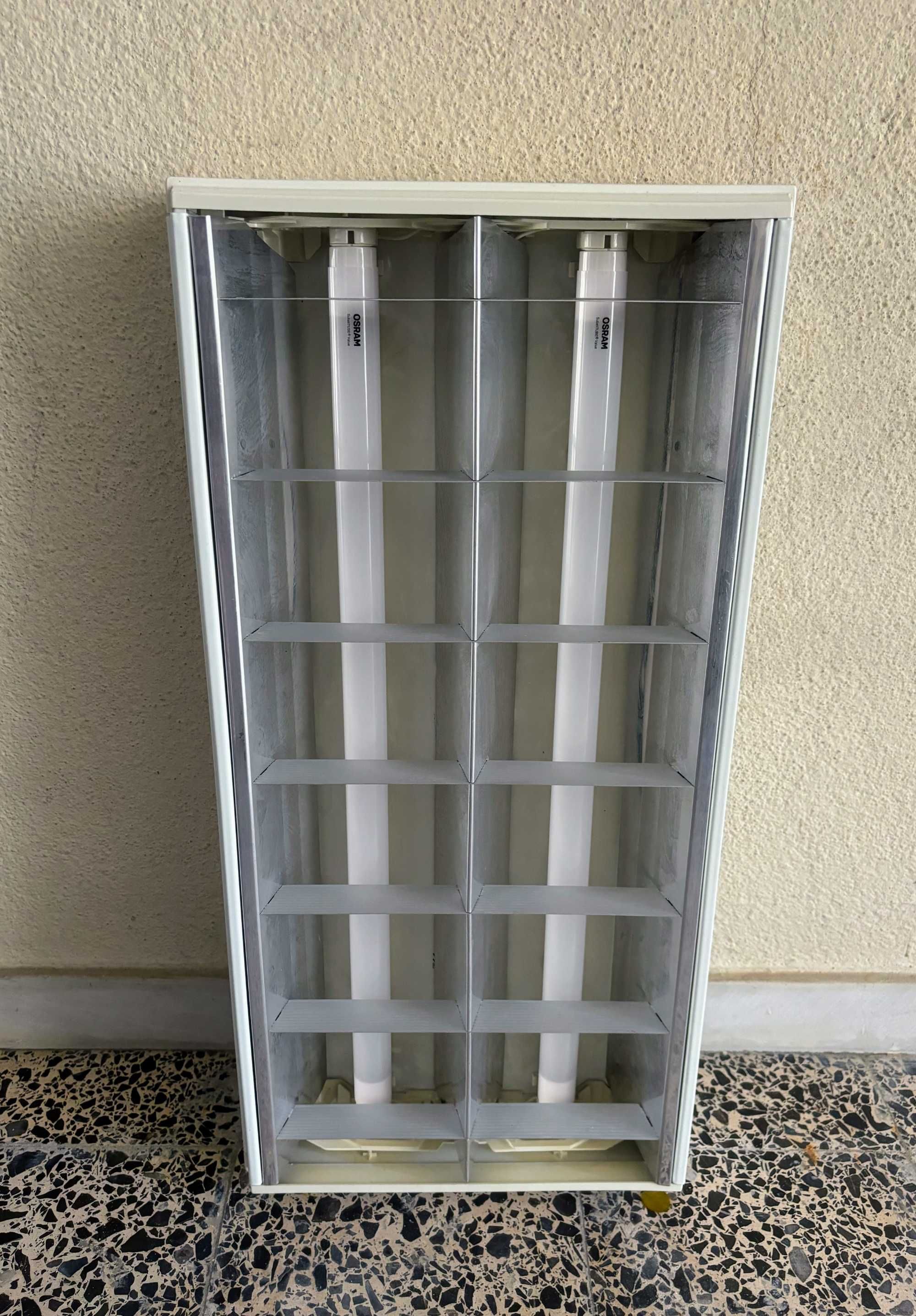 Luminária dupla com tubos LED ideal para garagem ou arrecadação