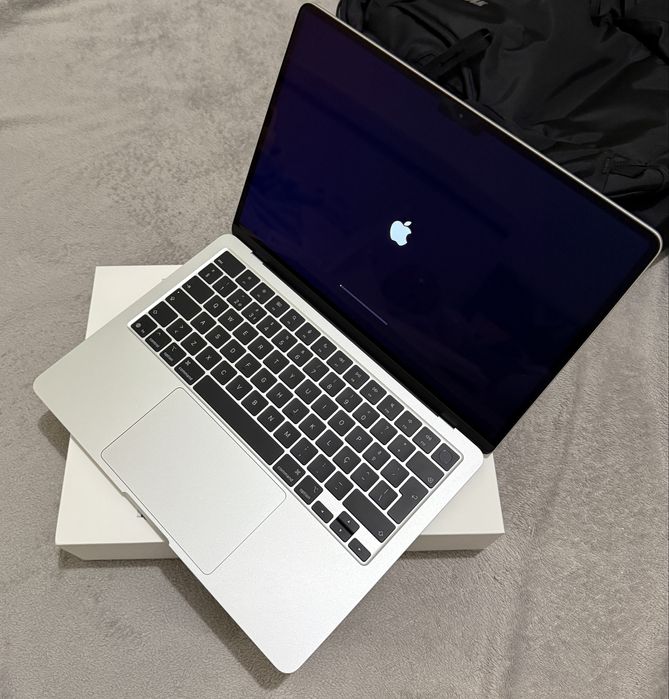 Macbook air 13” M4 32GB RAM 256GB SSD, 10/10cores NOVO + rato e teclad