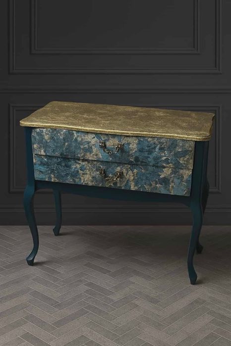 Piękna dekoracyjna szafka, komoda