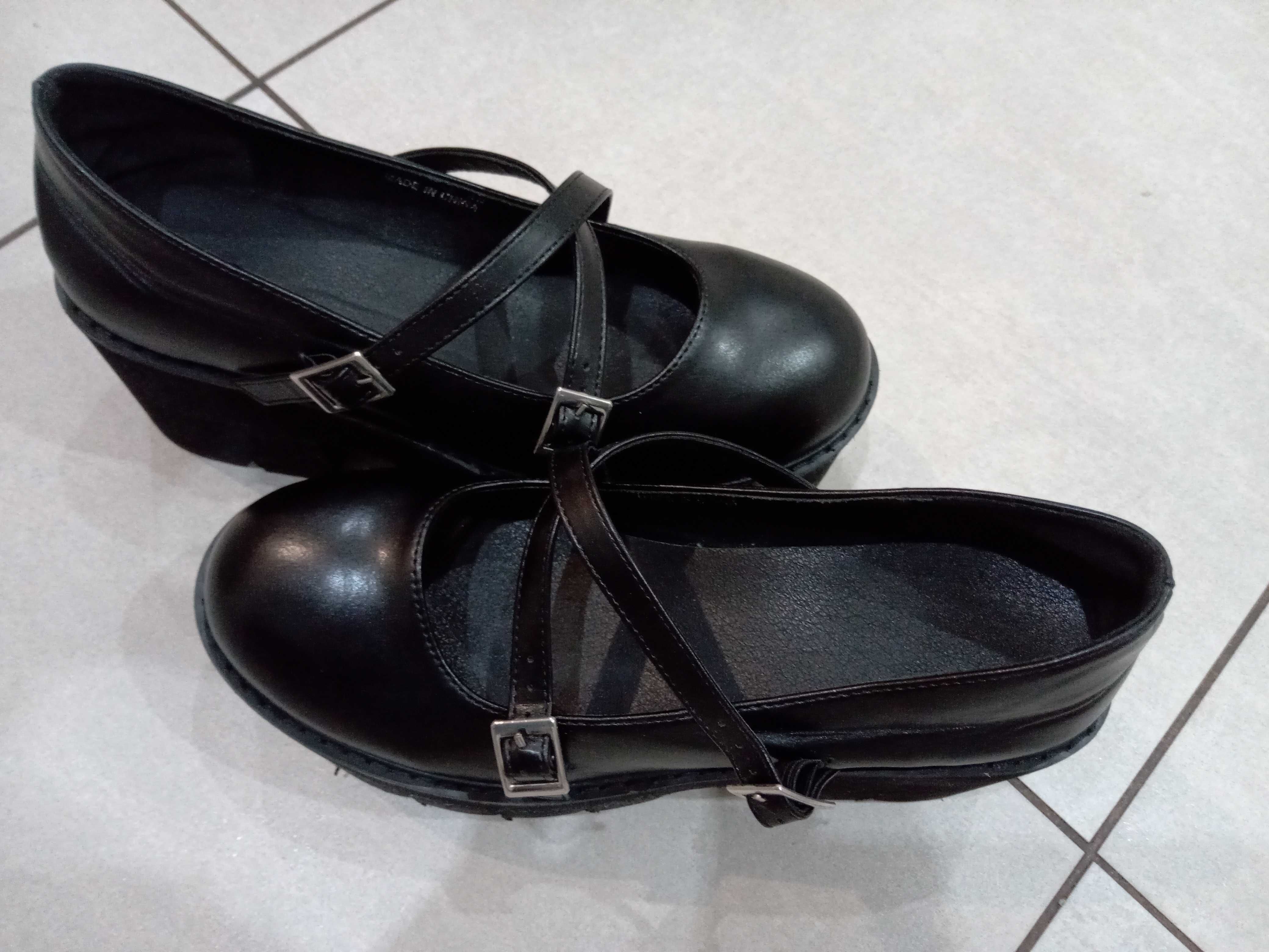 Buty na koturnie r 40