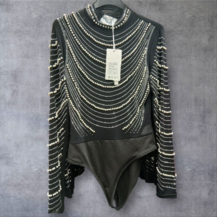 Piękne body z ozdobami