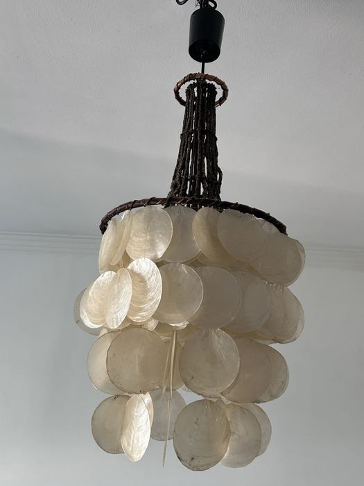 Vendo candeeiro de teto feito de verga e conchas