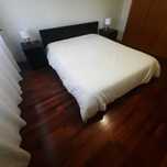 Cama preta e colchão 1.6x2.0m, mesas cabeceira e estante