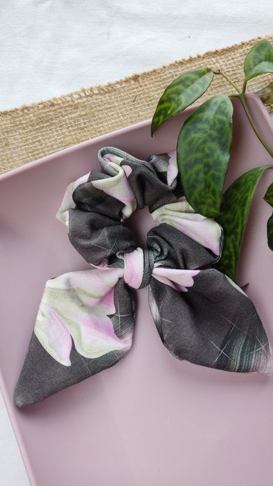 Ekologiczna gumeczka scrunchie z kokardą szyta z materiałów  z odzysku