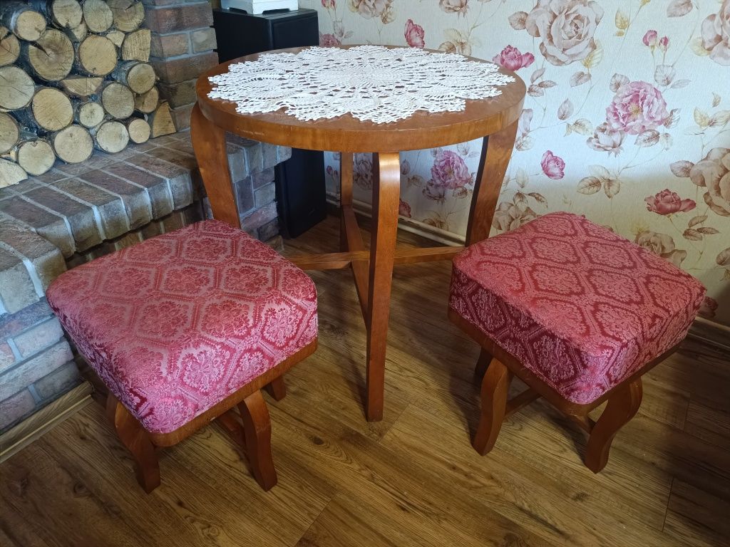 Stół drewniany z dwoma pufami