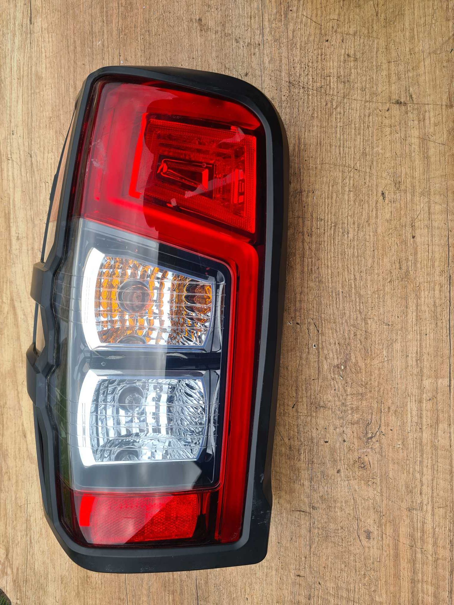 Mitsubishi L200 VI 20r lampa tył lewa