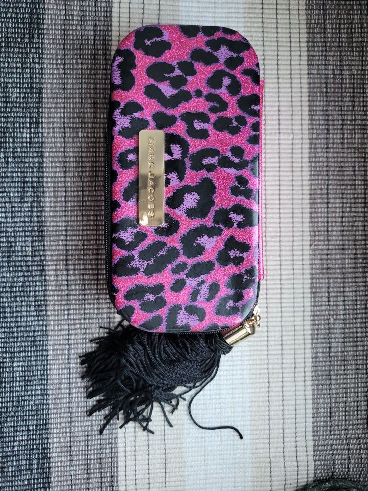 Etui zasówane na zamek z chwostem  / marc jacobs