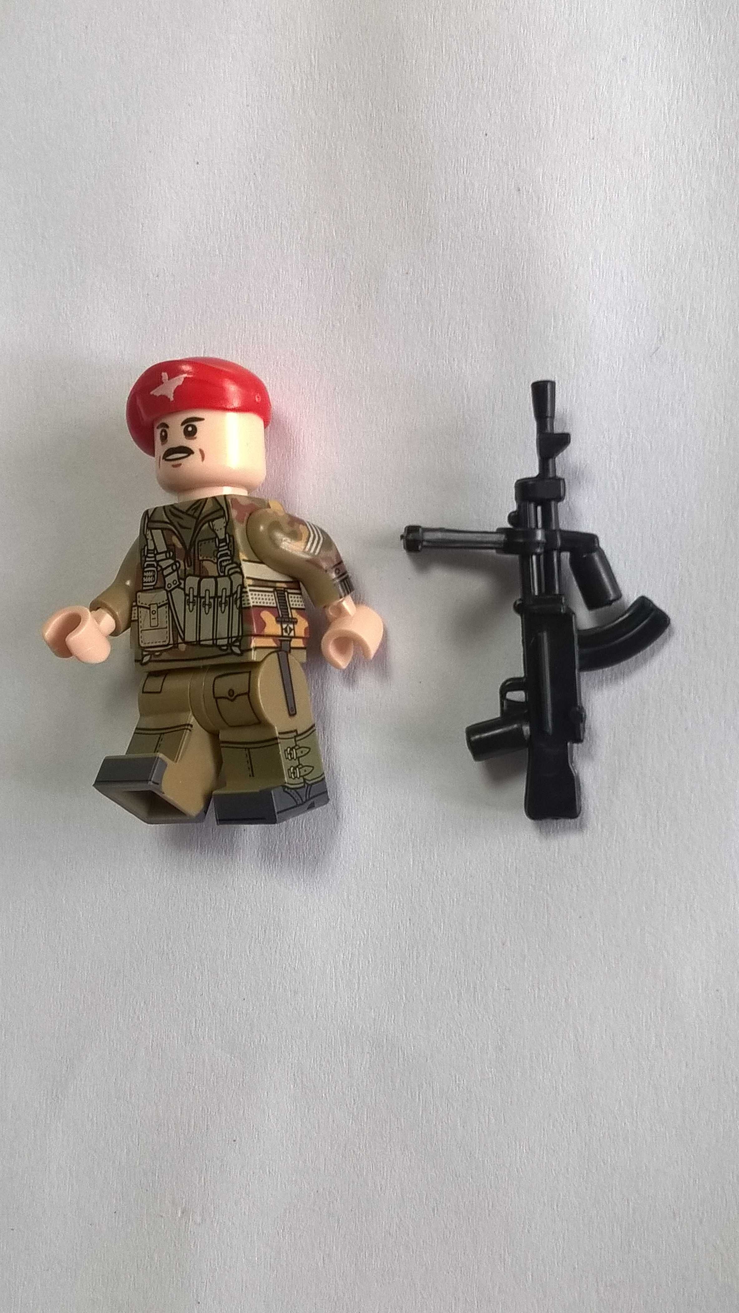 Figurka żołnierza brytyjskiego 4 strony nadruk WW2 komp. z Cobi, Lego