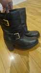 Botins pretos com tacao