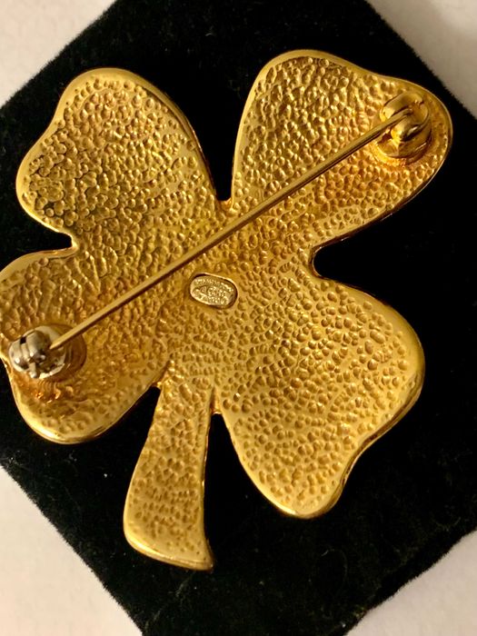 CHANEL VIT Coco Mark Brouch Clover Coral Pink