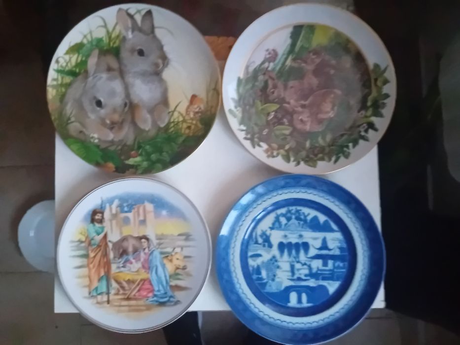 Vendo Conjunto de Pratos antigos em estado razoavel