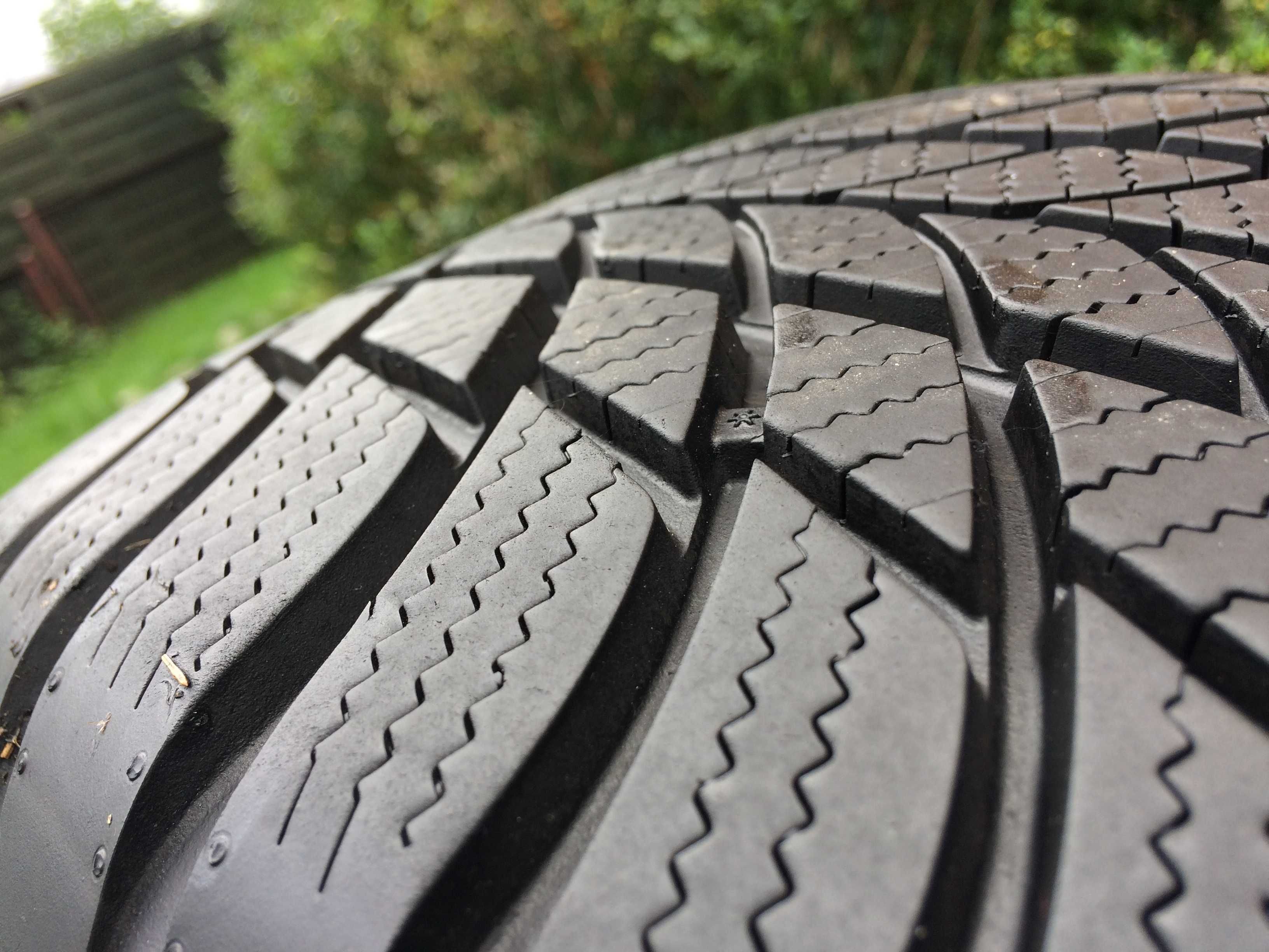 BRIDGESTONE Opona zimowa Blizzak LM001 225/50R17 98H XL AO