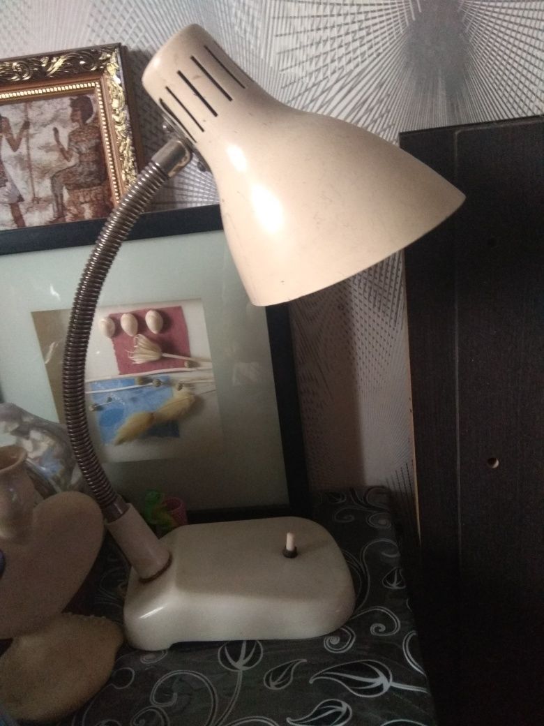 Продам   настольную лампу недорого