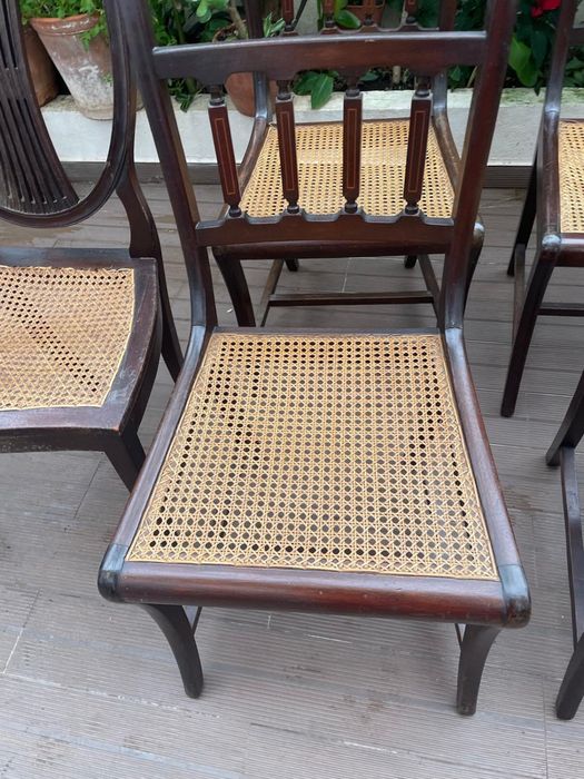 Cadeiras de madeira com palhinha