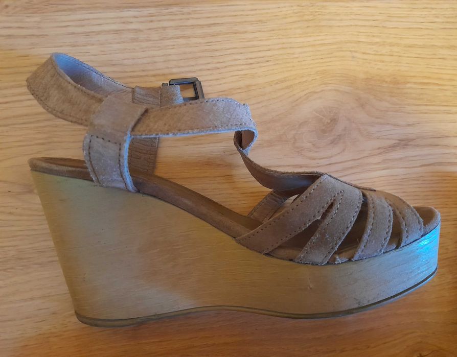 Sandálias Cubanas, com cunha, em camurça bege, tam 38.Em bom estado.