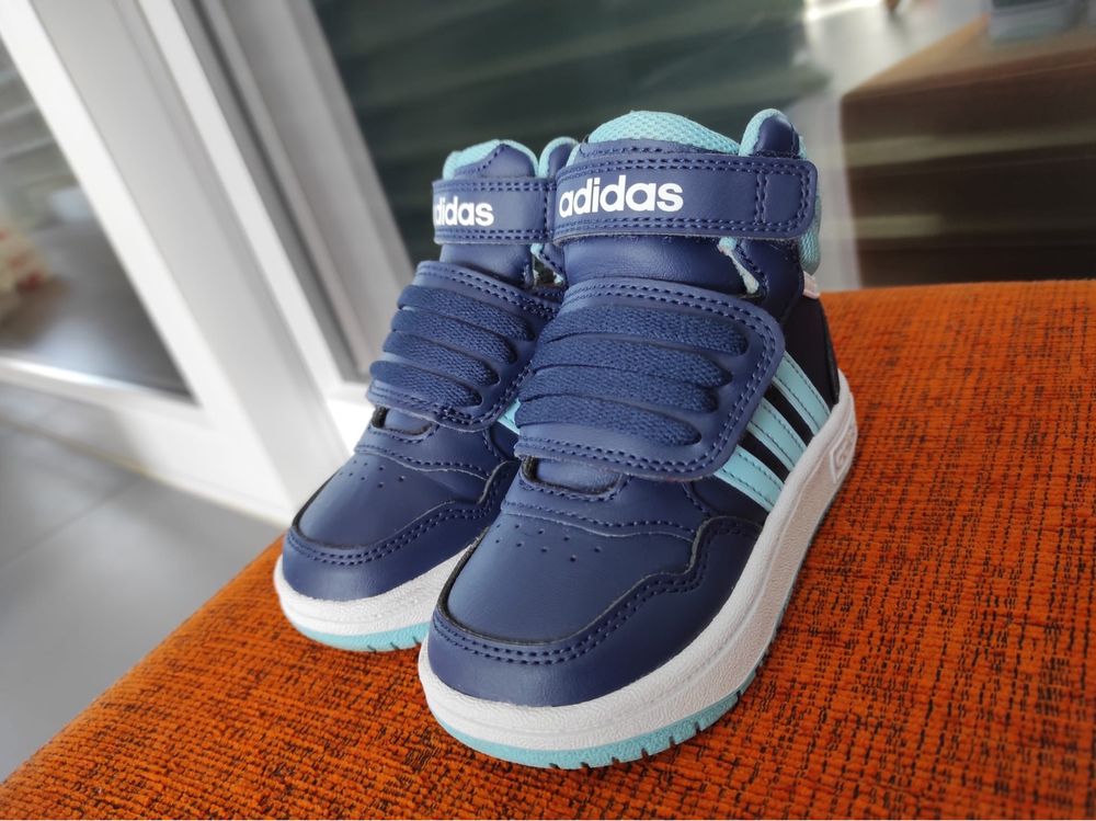 Tenis Adidas tamanho 22