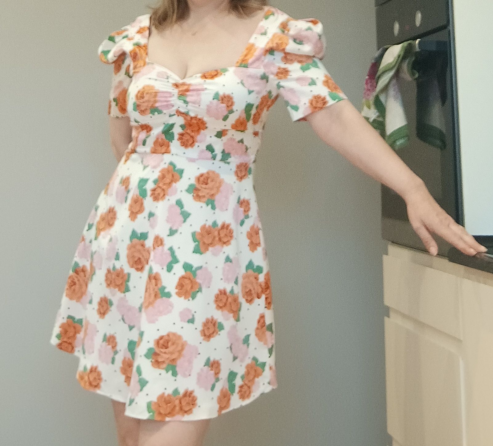 Sukienka w kwiaty Zara mini