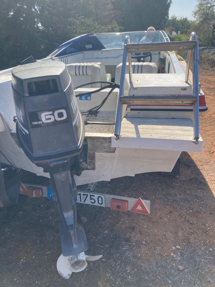 Barco Argus 505 com atrelado, usado em água doce