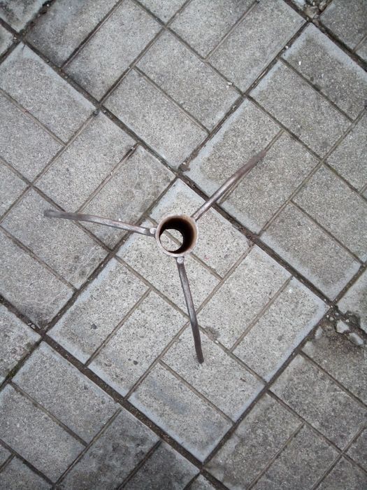 Продам Дві металеві триноги для ялинок