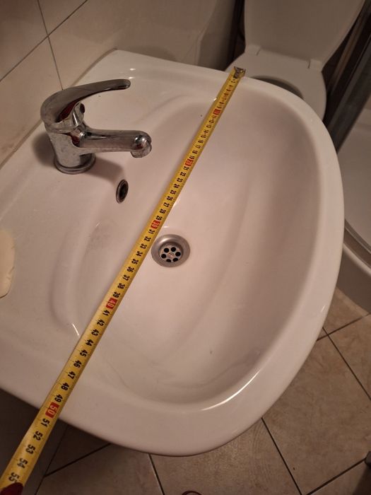 Umywalka z baterią.