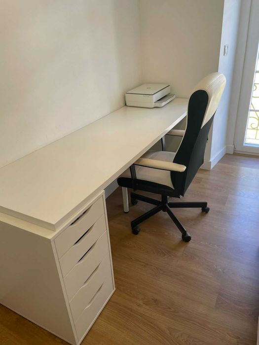 Mesa de escritório branca com gavetas laterais