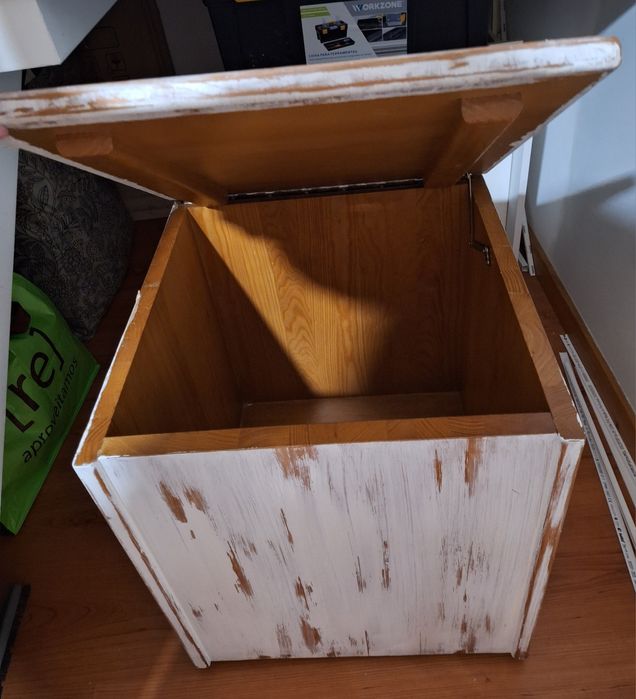 Baú madeira maciça, com rodas