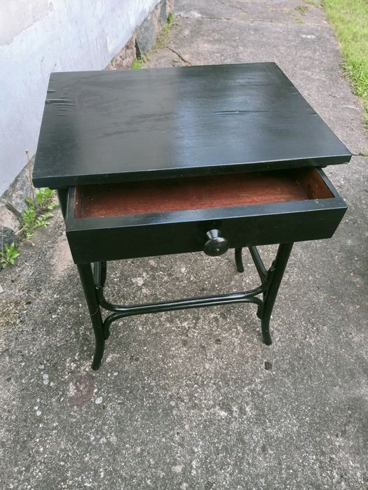 Stolik drewniany w starym stylu