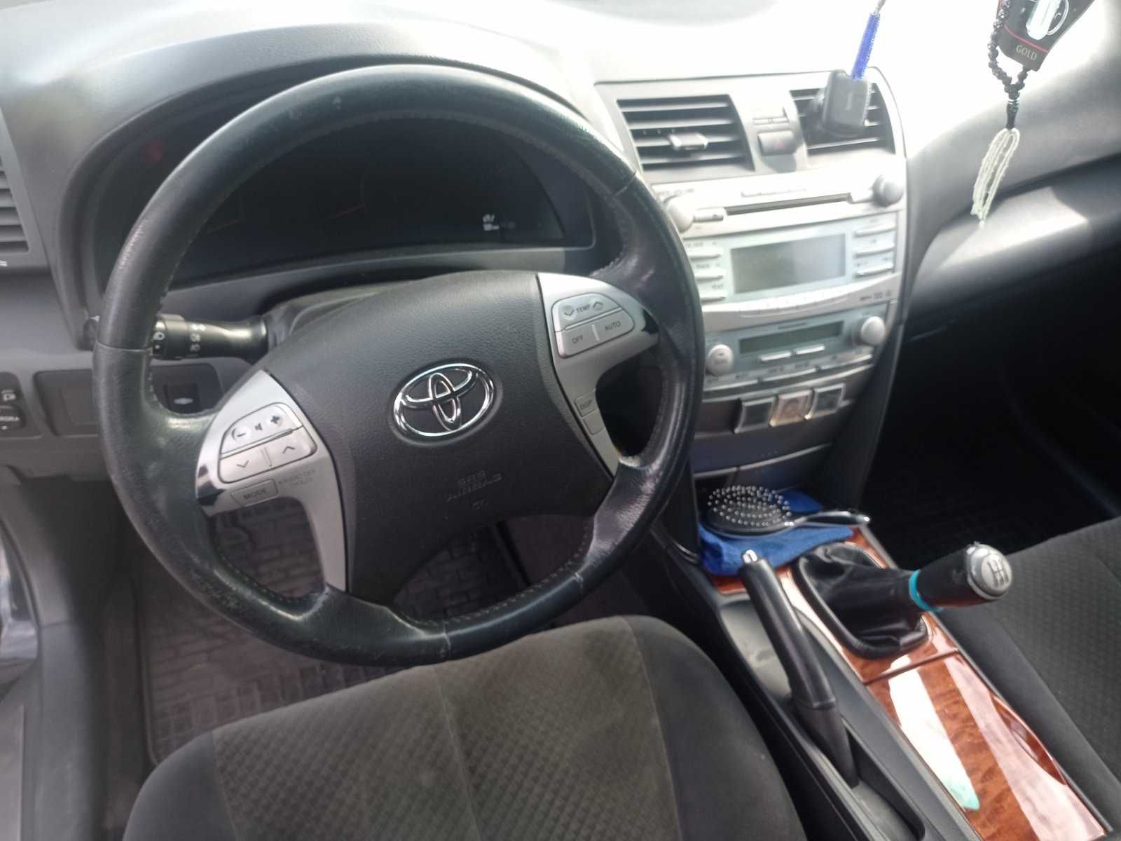 Toyota Camry 2008 року 2,4 л. бензин