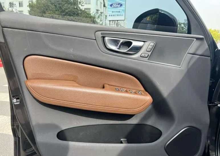 Volvo XC60 2022 року