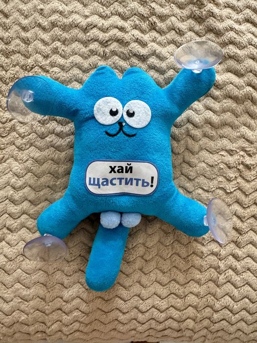 Игрушка на присосках в машину